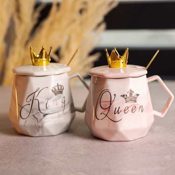 Набір парних порцелянових чашок Queen&King 2 (шт) по 400 (мл) чашки на подарунок із кришкою та ложкою FM-30 FM-30 фото
